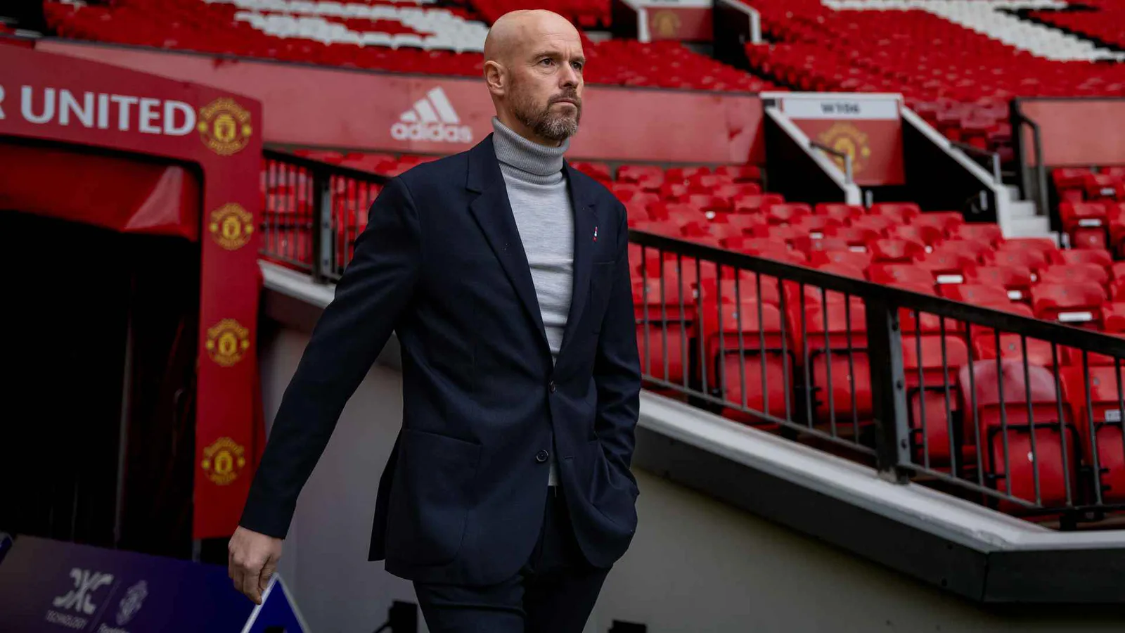 滕哈格在空场的老特拉福德赛前巡场。图片:Manchester United / Ash Donelon。